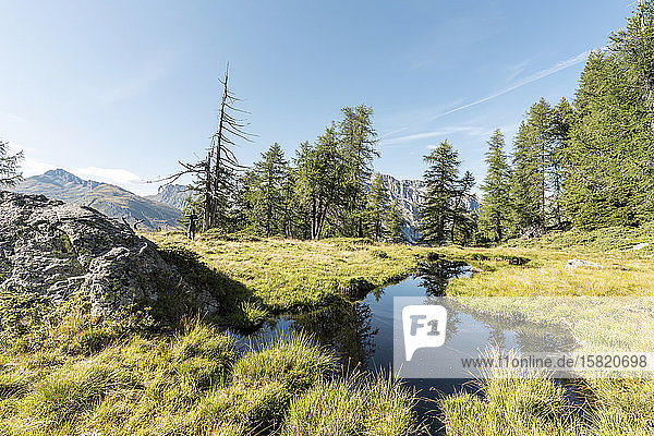 Teich und Wanderer im Hintergrund  Alpen  Graubünden  Schweiz