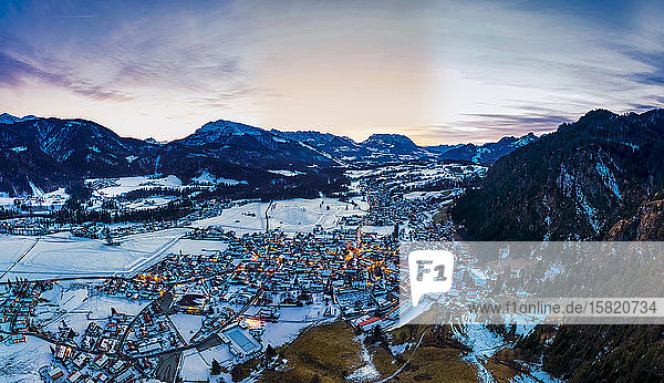 Deutschland, Bayern, Reit im Winkl, Helikopteransicht eines schneebedeckten Bergdorfes in der Morgendämmerung
