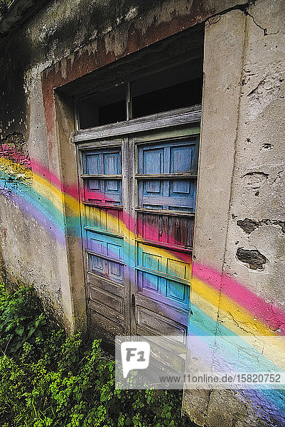 Spanien Provinz A Coruna San Saturnino Regenbogen über die Türen eines verlassenen Hauses gemalt