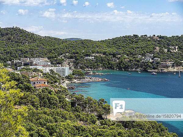 Spanien, Balearen, Camp de Mar, Küstenstadt im Sommer mit bewaldeten Hügeln im Hintergrund