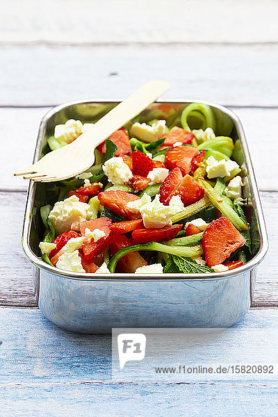 Metall-Lunchbox mit frischem gemischten vegetarischen Salat