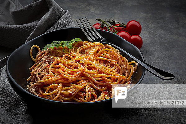 Schüssel Spaghetti mit Basilikum und Parmesan