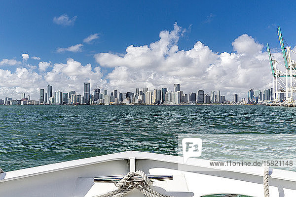 USA  Florida  Skyline von Downtown Miami vom Boot aus auf dem Wasser gesehen