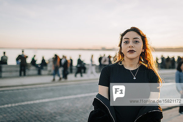 Porträt einer jungen Frau bei Sonnenuntergang  Lissabon  Portugal