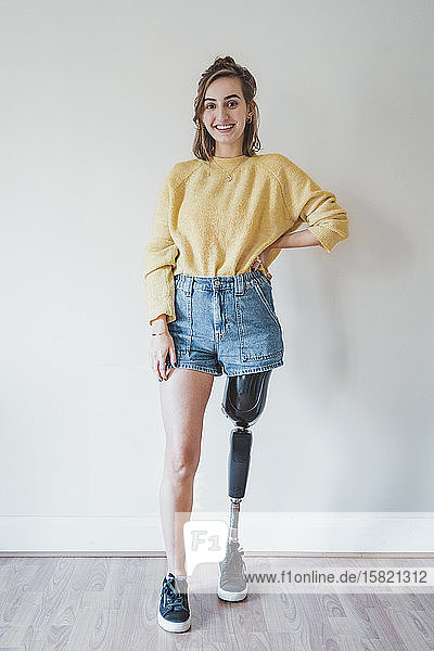 Porträt einer lächelnden jungen Frau mit Beinprothese