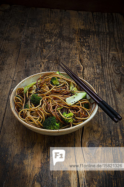 Schale mit japanischen Soba-Nudeln mit Bok Choy Brokkoli Sojasauce und schwarzem Sesam