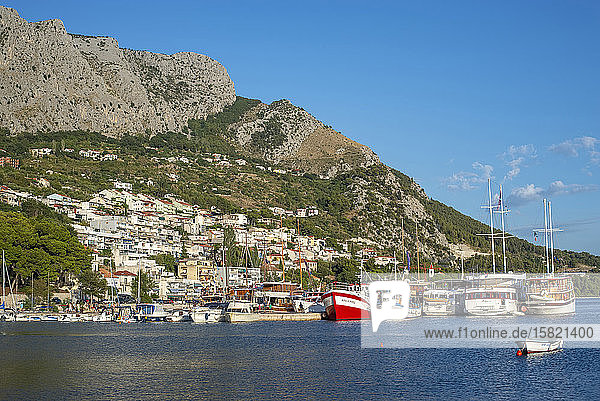 Kroatien  Omis  Segelschiffe vertäut im Hafen der Küstenstadt