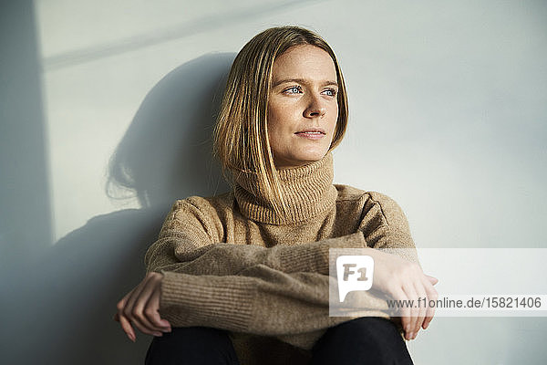 Porträt einer nachdenklichen blonden jungen Frau