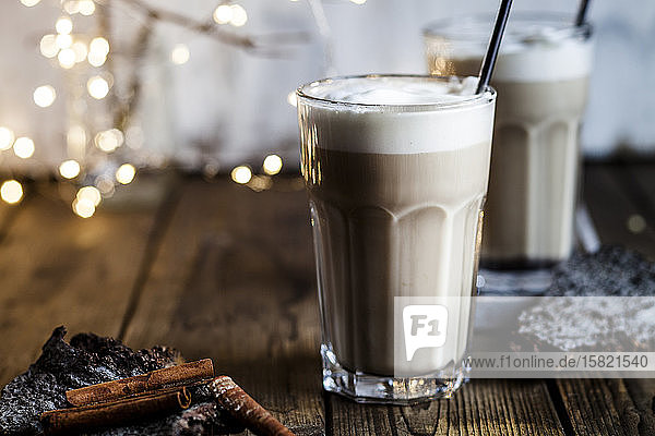 Glas eisgekühlter Chai mit Milchschaum und Zimt