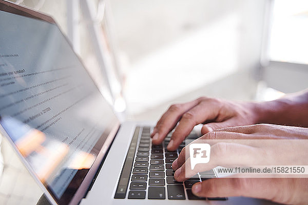 Geschäftsmann mit Laptop Nahaufnahme
