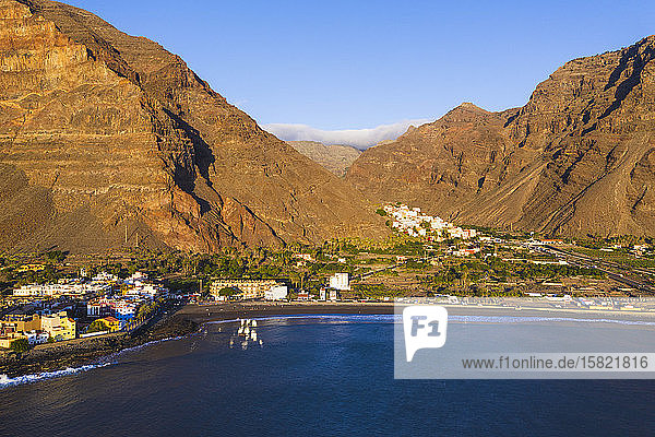 Spanien  Santa Cruz de Tenerife  Valle Gran Rey  Luftaufnahme der Küstenstadt auf der Insel La Gomera