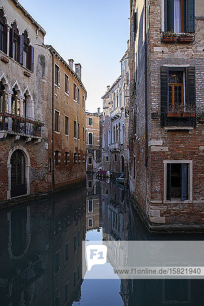 Italien Venedig Alte Häuser entlang des venezianischen Kanals