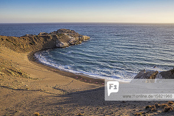 Strand von Agios Pavlos mit Sonnenschirmen  Kreta  Griechenland