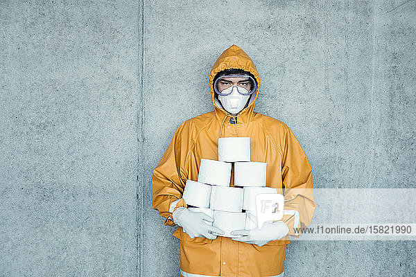 Porträt eines Mannes in Schutzkleidung mit Toilettenpapier in der Hand