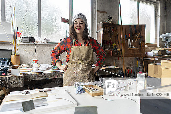 Porträt einer selbstbewussten Handwerkerin in ihrer Werkstatt