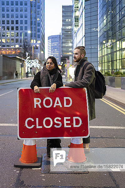 Junges Paar steht auf einer gesperrten Straße in der Stadt  London  Großbritannien