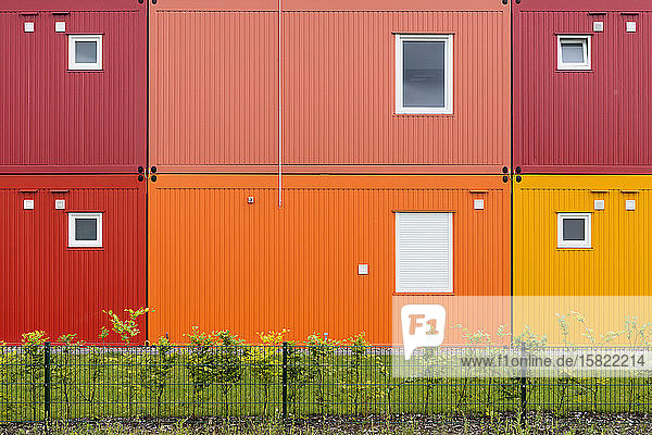 Farbenfrohes zweistöckiges Container-Gebäude