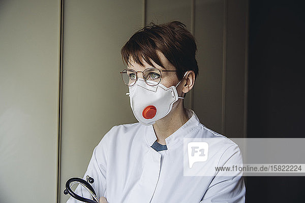Ärztin mit FFP3-Maske