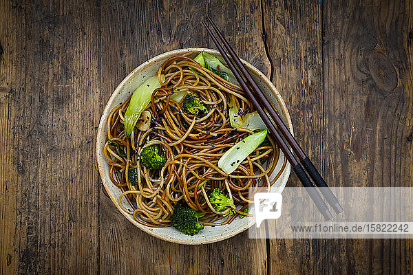 Schale mit japanischen Soba-Nudeln mit Bok Choy Brokkoli Sojasauce und schwarzem Sesam