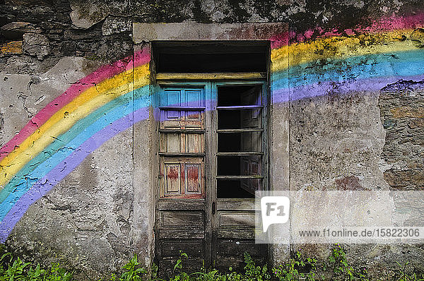 Spanien Provinz A Coruna San Saturnino Regenbogen über die Türen eines verlassenen Hauses gemalt