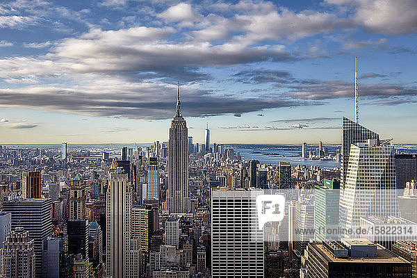USA  New York  New York City  Helikopteransicht der Skyline von Manhattan in der Abenddämmerung