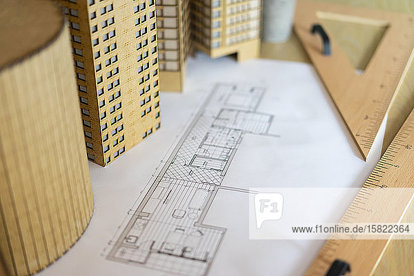 Architektonisches Modell und Plan auf dem Tisch