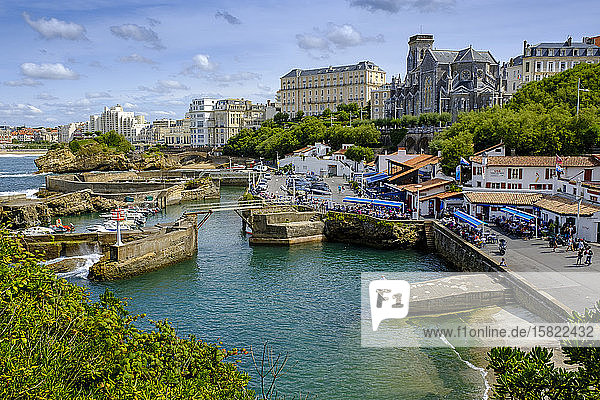 Frankreich  Pyrenäen-Atlantik  Biarritz  Jachthafen Le Port des Pecheurs mit der Kirche Saint Eugenie im Hintergrund