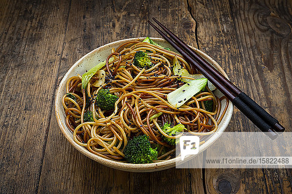 Schale mit japanischen Soba-Nudeln mit Bok Choy Brokkoli Sojasauce und schwarzem Sesam