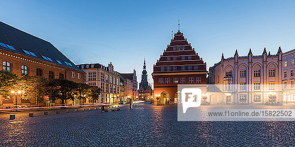 Deutschland  Mecklenburg-Vorpommern  Greifswald  Beleuchteter Marktplatz in der Abenddämmerung