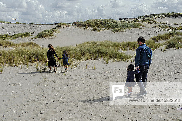 Familie mit zwei kleinen Kindern beim Spaziergang in den Dünen  Den Haag  Niederlande