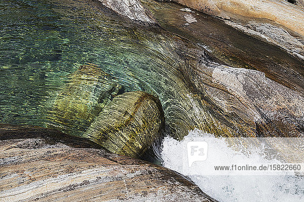 Steine und Felsen im klaren türkisfarbenen Wasser der Verzasca  Verzascatal  Tessin  Schweiz