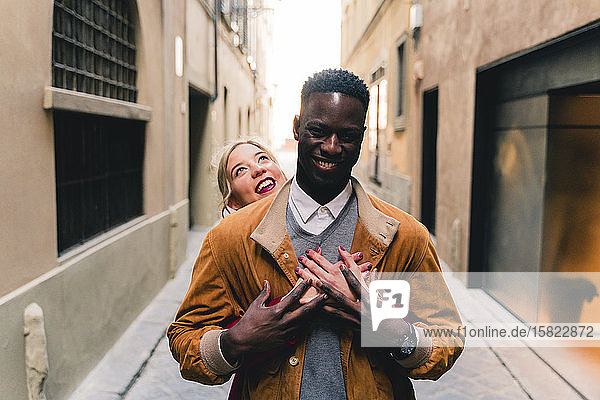 Porträt eines glücklichen jungen Paares in einer Gasse in der Stadt Florenz  Italien