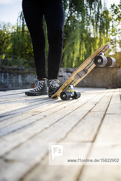 Junge Frau in einem Skatepark