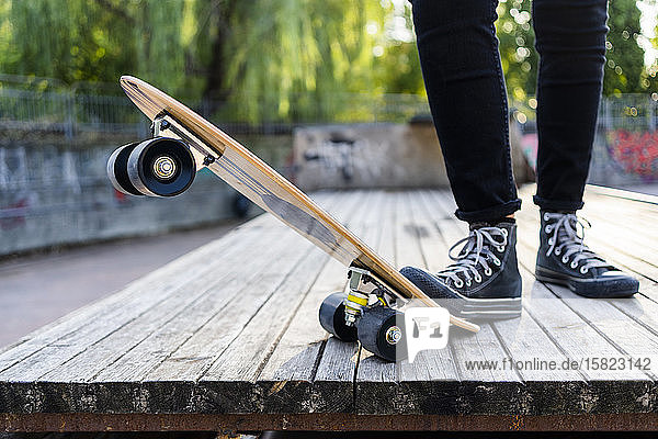 Junge Frau in einem Skatepark