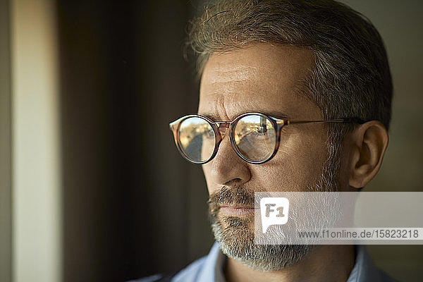 Porträt eines seriösen Geschäftsmannes mit Brille