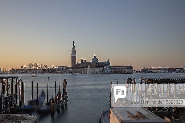 Italien  Venedig  Klarer Himmel über San Giorgio Maggiore in der Abenddämmerung