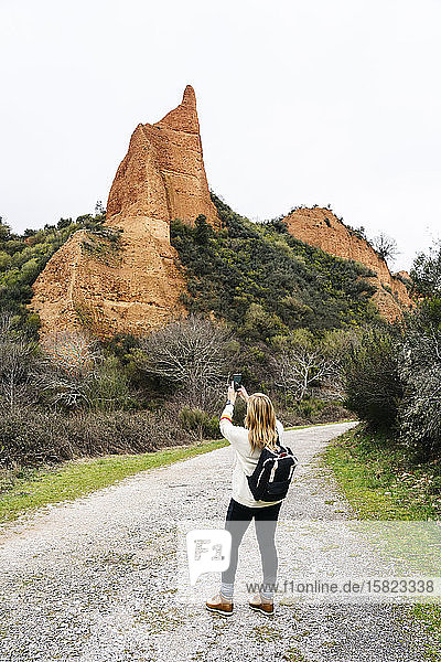 Wanderer fotografiert Mina de Oro Romana Las Medulas Kastilien und Leon Spanien