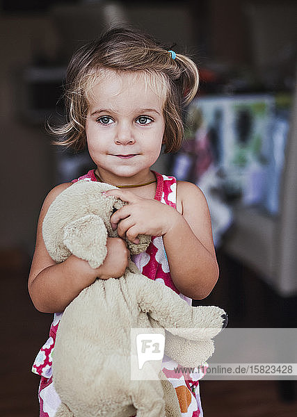 Porträt eines kleinen Mädchens mit Kuscheltier
