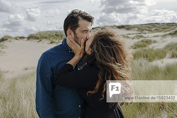 Frau küsst ihren Mann in den Dünen  Den Haag  Niederlande