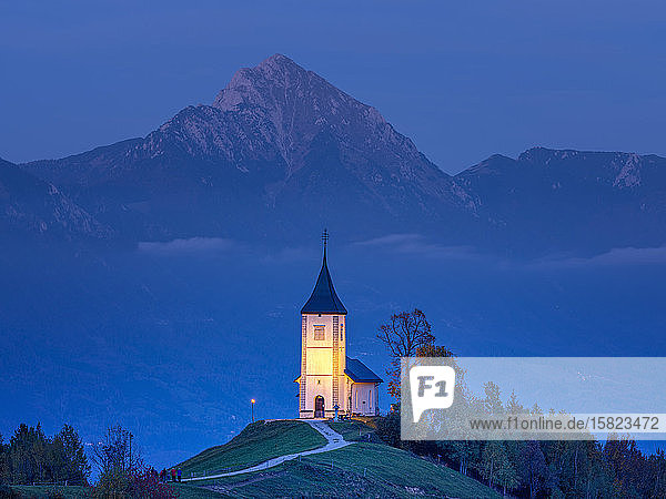 Slowenien  Kirche St. Primoz bei Jamnik in der Abenddämmerung