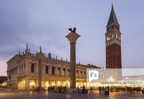 Italien Venedig Piazza San Marco und Dogenpalast in der Abenddämmerung