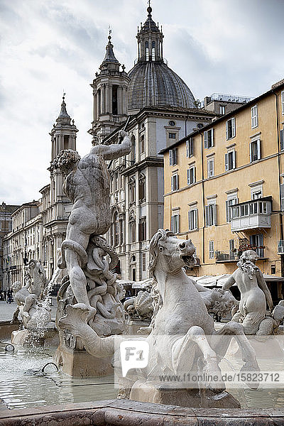 Italien  Rom  Fontana del Moro mit der Kirche SantAgnese in Agone im Hintergrund