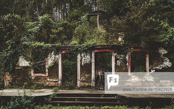Spanien Provinz A Coruna San Saturnino Verlassenes Haus im Wald