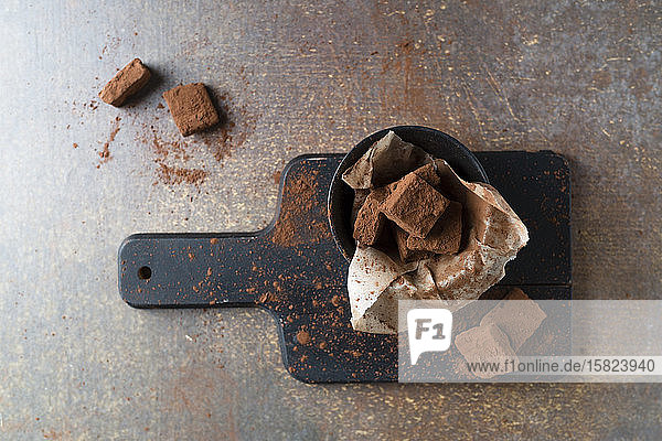 Nougatwürfel mit Kakaopulver