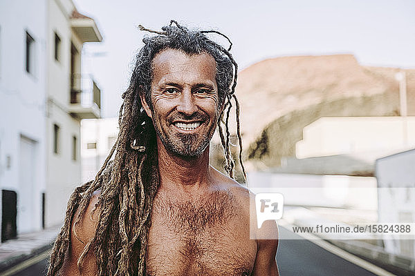Porträts eines Mannes mit Dreadlocks in einem kanarischen Dorf El Hierro Spanien