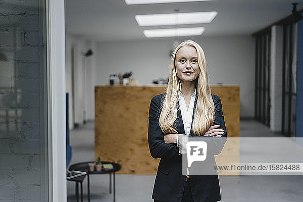 Porträt einer selbstbewussten jungen Geschäftsfrau im Loft-Büro