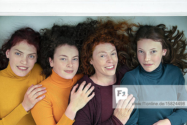 Porträt der Mutter und ihrer drei Töchter