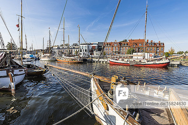Deutschland  Mecklenburg-Vorpommern  Greifswald  Segelschiffe liegen im Hafen