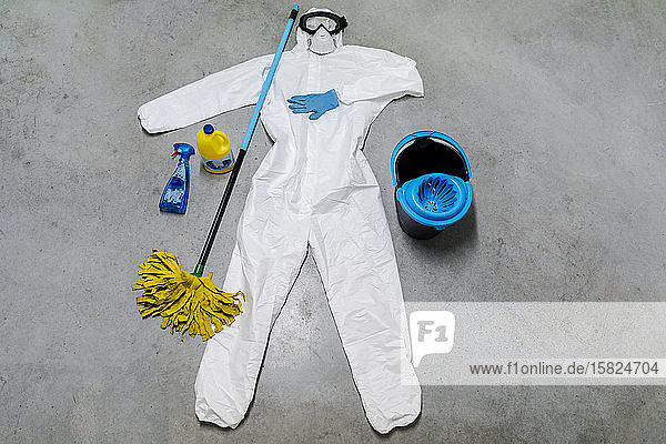 Schutzkleidung  Reinigungsmittel  Eimer und Desinfektionsmittel auf dem Boden liegen