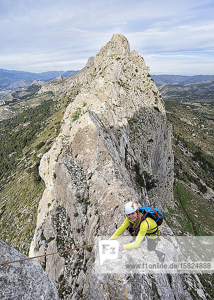 Lächelnde Frau beim Bergsteigen am Bernia-Rücken  Costa Blanca  Alicante  Spanien